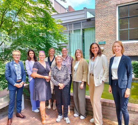 De diverse partners en onderwijswethouders Janneke van de Laak en Judith van Loon