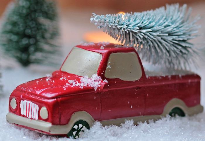 auto met kerstboom