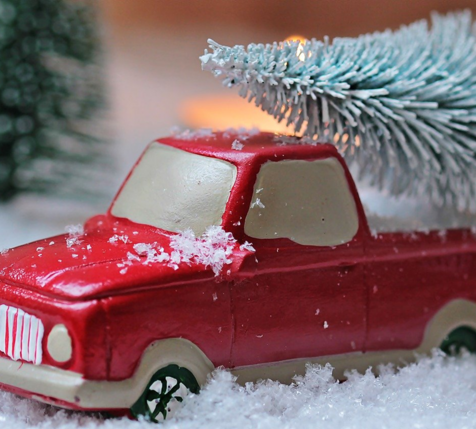 auto met kerstboom